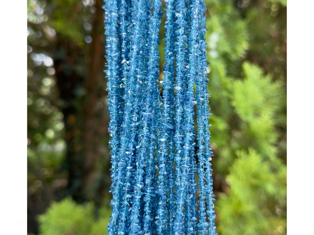 fili di pietre naturali di apatite blu neon naturale taglio a chips